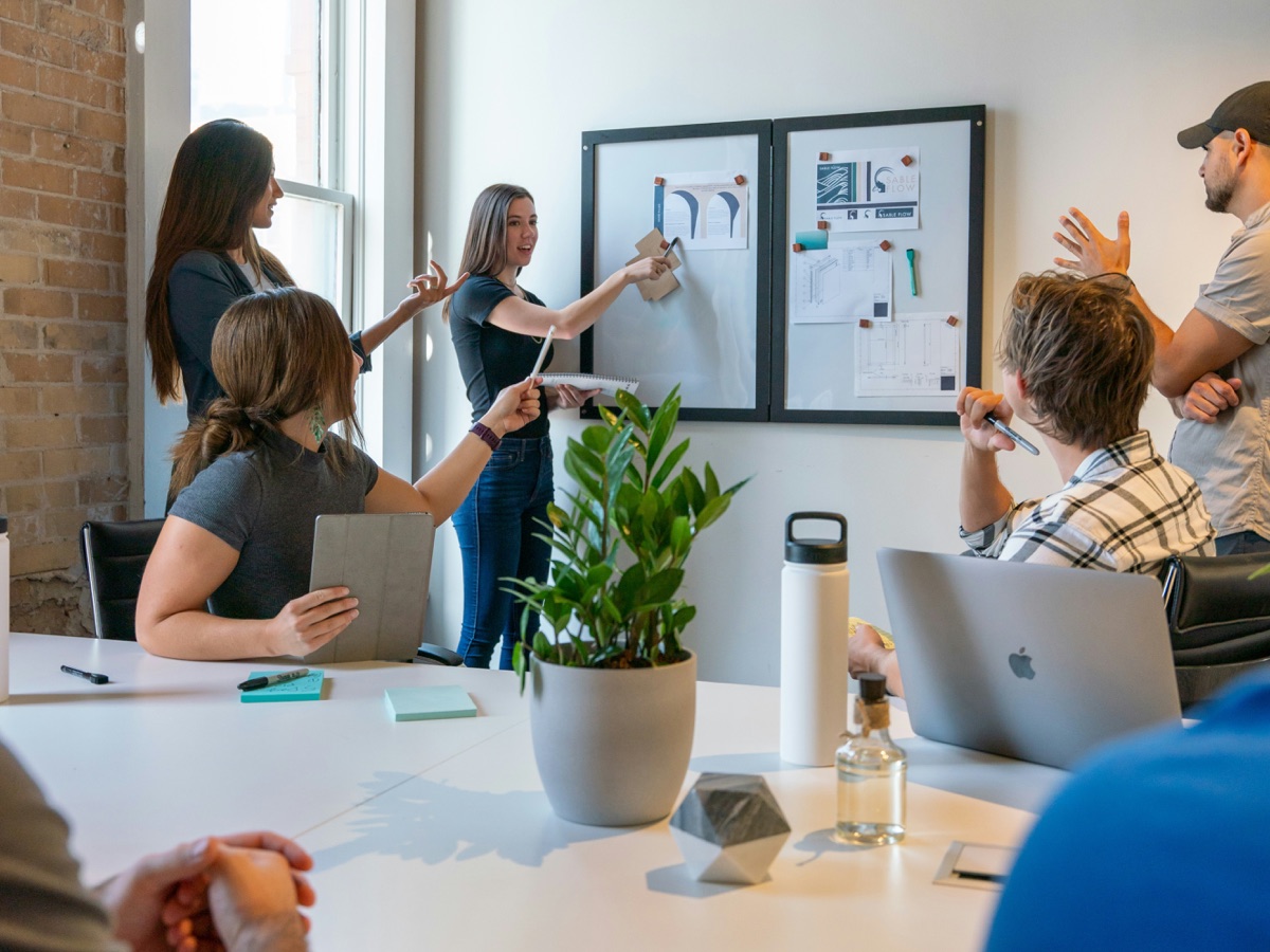 Team in einer Besprechung, betriebliche Altersvorsorge als Benefit, Sibel Lang Consulting