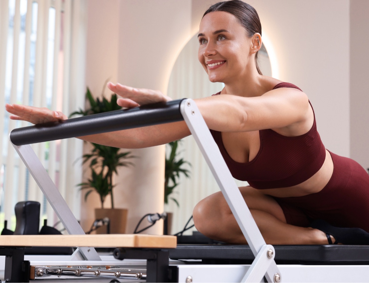 Frau trainiert am Reformer in einem Pilatesstudio in Deutschland, Absicherung für Pilatesstudios und Fitnessstudios, Sibel Lang Consulting