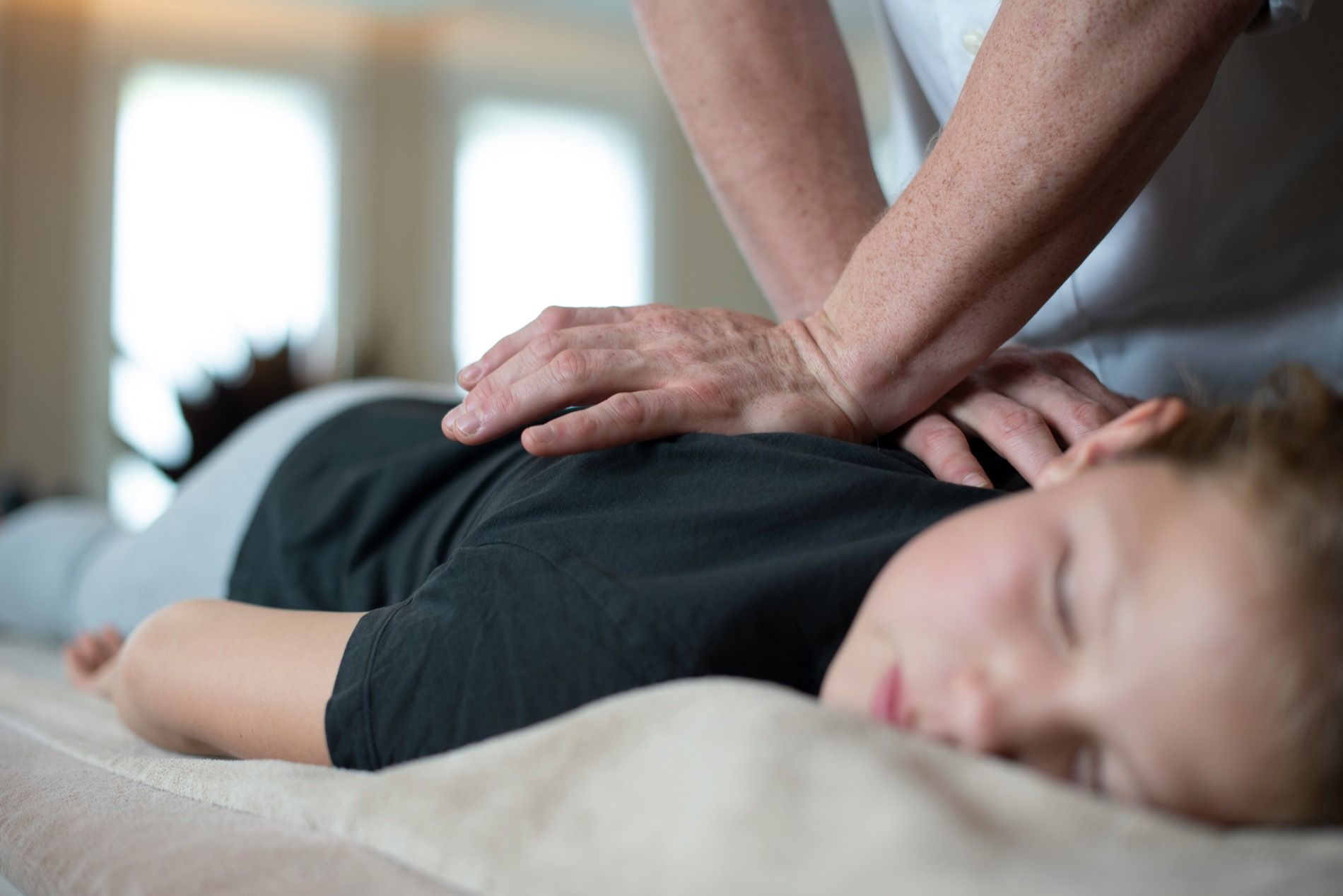 Kind bei der Behandlung auf der Liege, Heilpraktiker- und Chiropraktiker-Zusatzversicherung, Sibel Lang Consulting